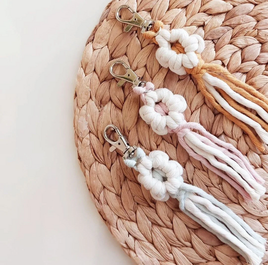 Macrame Keychain Daisy Flower Keyring - WooliamsAndCo