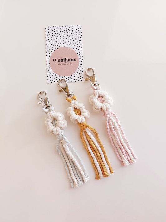 Macrame Keychain Daisy Flower Keyring - WooliamsAndCo